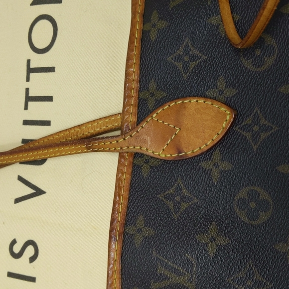 LOUIS VUITTON Neverfull GM Shoulder Bag - Picture 7 of 16